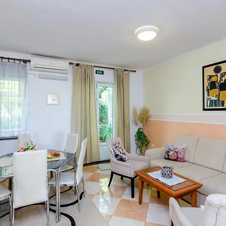 Nicol Apartman